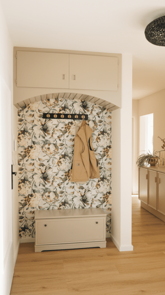Garderobe mit floraler Tapete und beigen Möbeln
