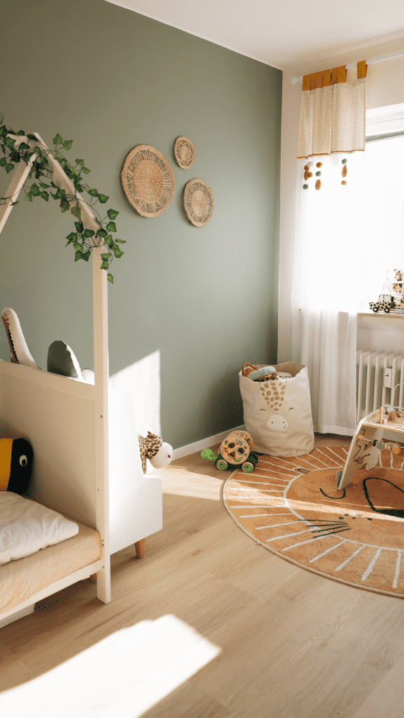 Frisch gestrichenes Kinderzimmer in Salbeigrün
